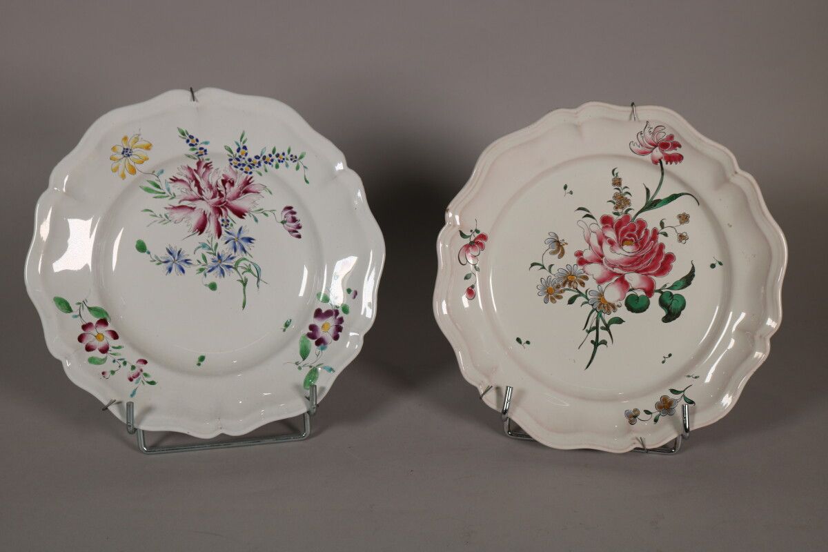 Null 斯特拉斯堡 - 约瑟夫-汉农制造

两个带轮廓边的盘子，中间是玫瑰和郁金香的花束的多色装饰

18世纪

直径24.9厘米和25厘米