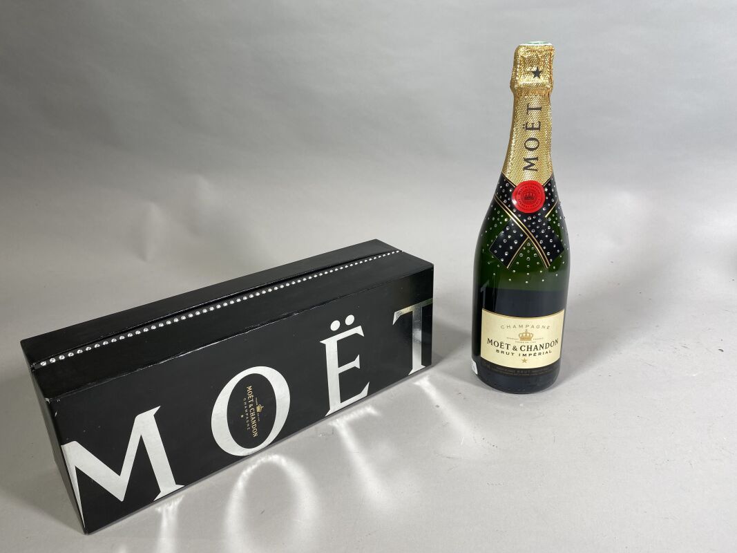 Null 1瓶Blle MOET & CHANDON Brut Impérial香槟（装在盒子里）。