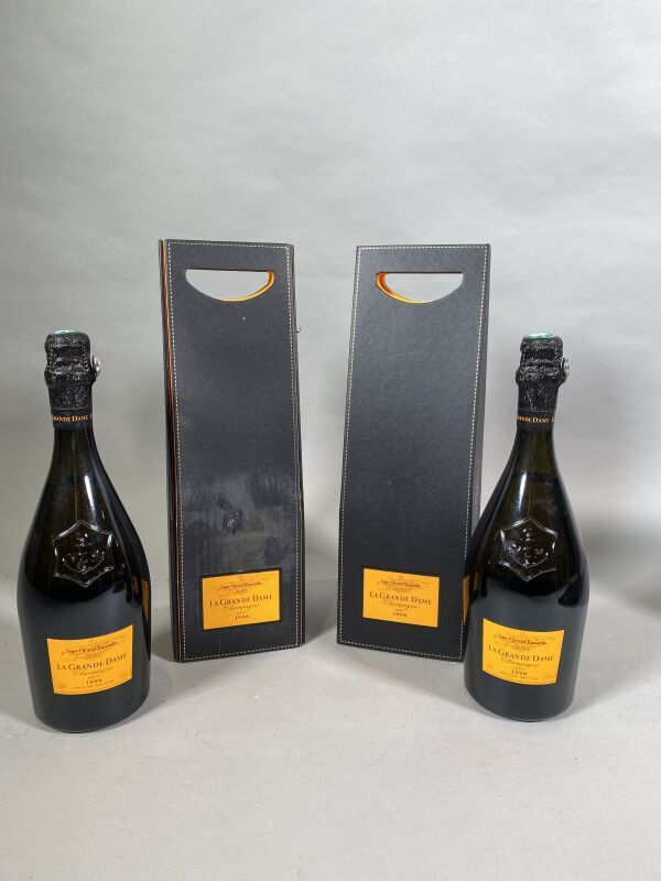 Null 2瓶VEUVE CLIQUOT La Grande Dame Champagne 1998（一箱受损）。