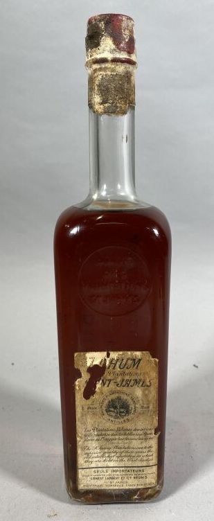 Null 1 bottiglia. 1 litro di rum Saint James, mezza spalla, etichetta sporca con&hellip;