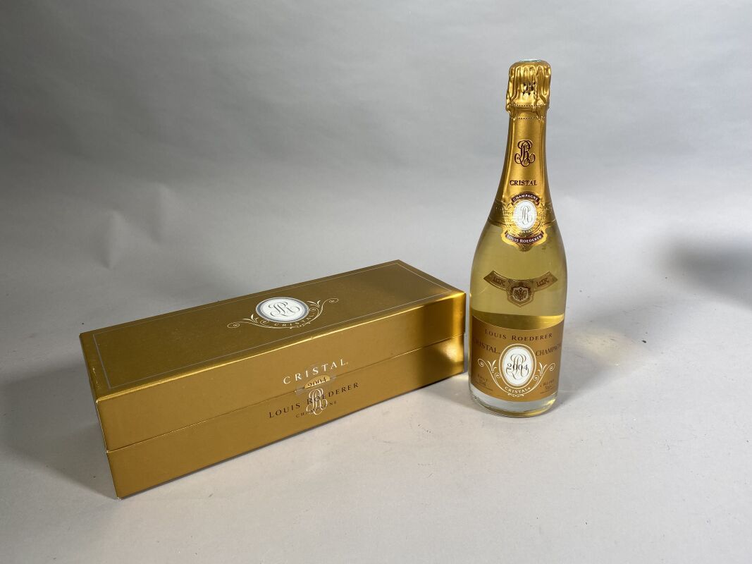 Null 1瓶LOUIS ROEDERER Cristal 2004香槟（装在盒子里）。
