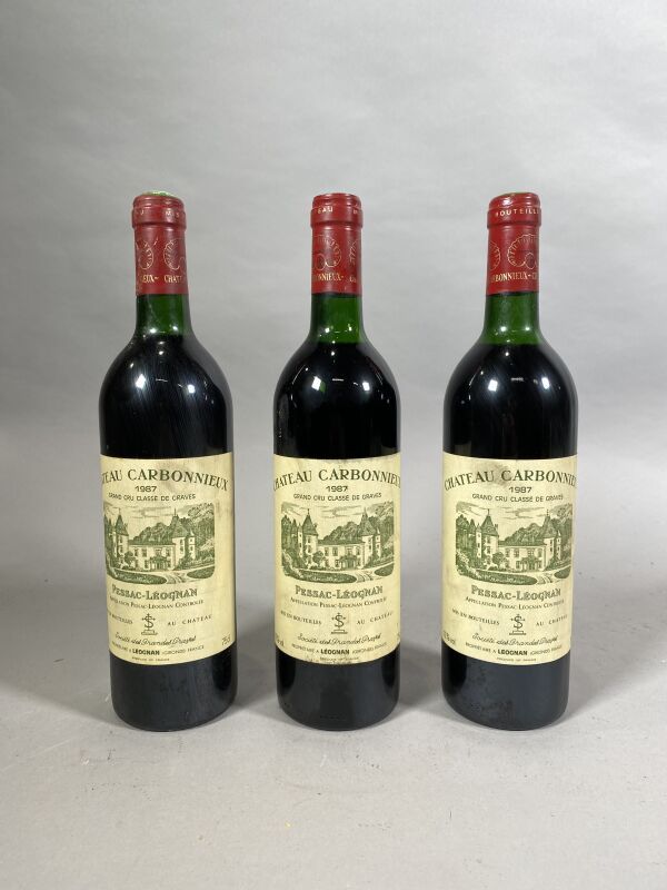 Null 3瓶Ch. Carbonnieux Pessac Léognan 1987，两瓶高肩，一瓶低颈，标签脏但可读。