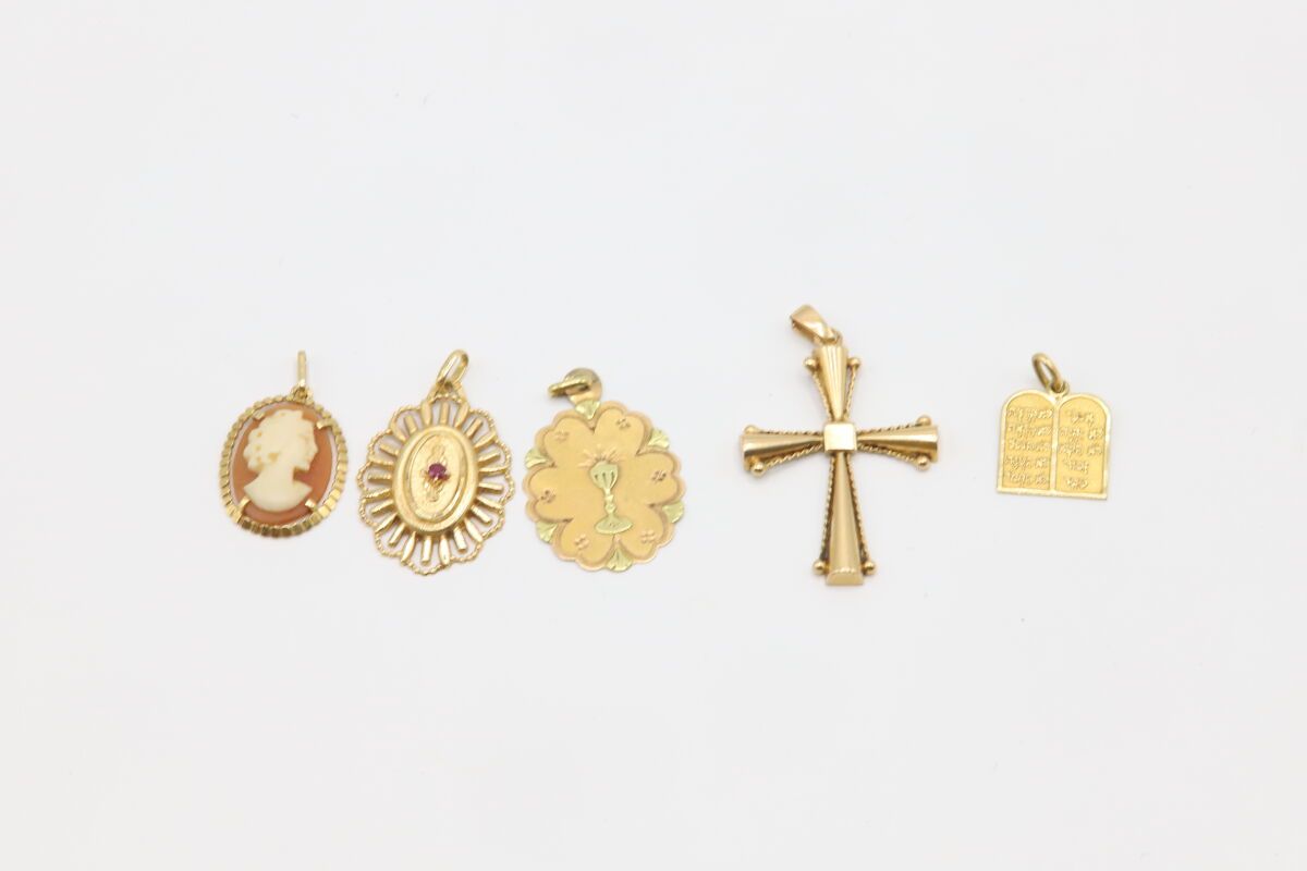 Null Cinq pendentifs or jaune 750 millièmes dont un camée et une croix, 7.36 g