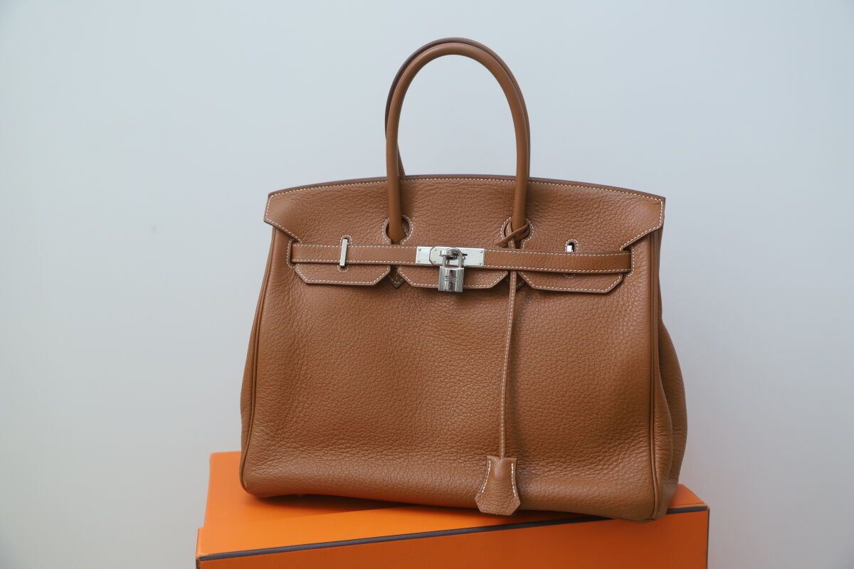 Null 爱马仕
Birkin 35厘米多哥金皮包
钯金金属饰边。
2008年
包装盒、防尘袋、两个新的防雨罩和一个品牌包。