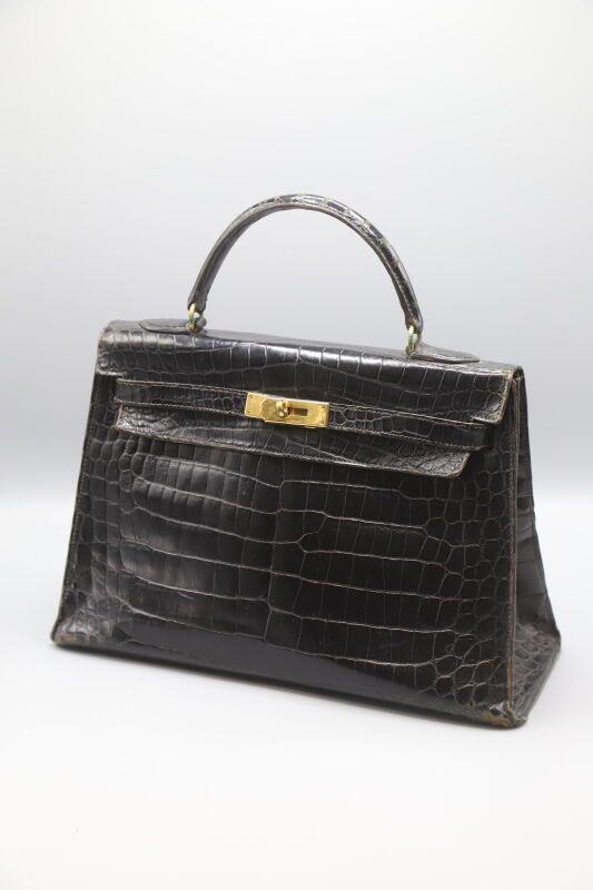 Null HERMES 
32 cm Kelly bag in black crocodile with gold-plated metal clasps an&hellip;