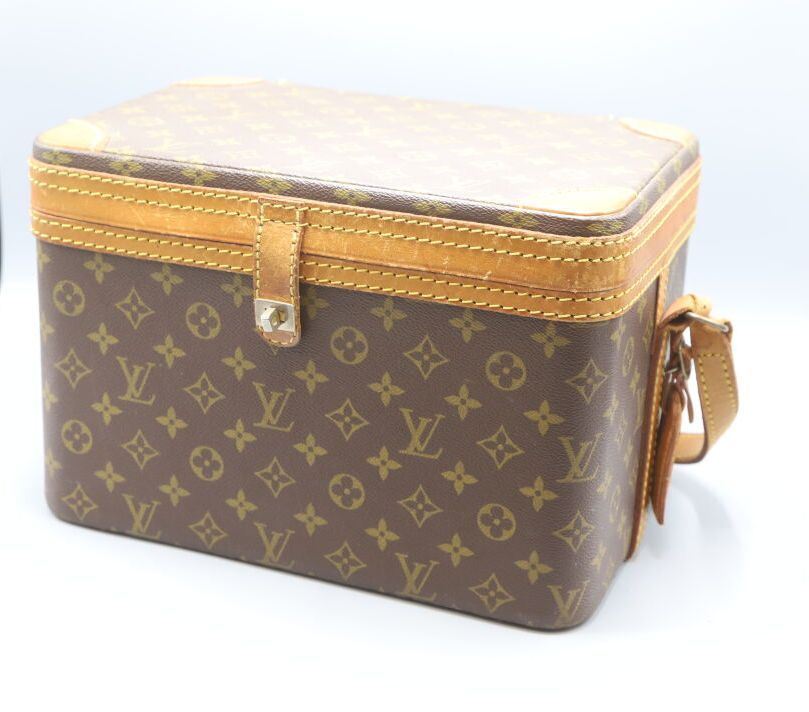 Null Louis VUITTON
Monogram-coated canvas vanity case, gilded metal swivel clasp&hellip;