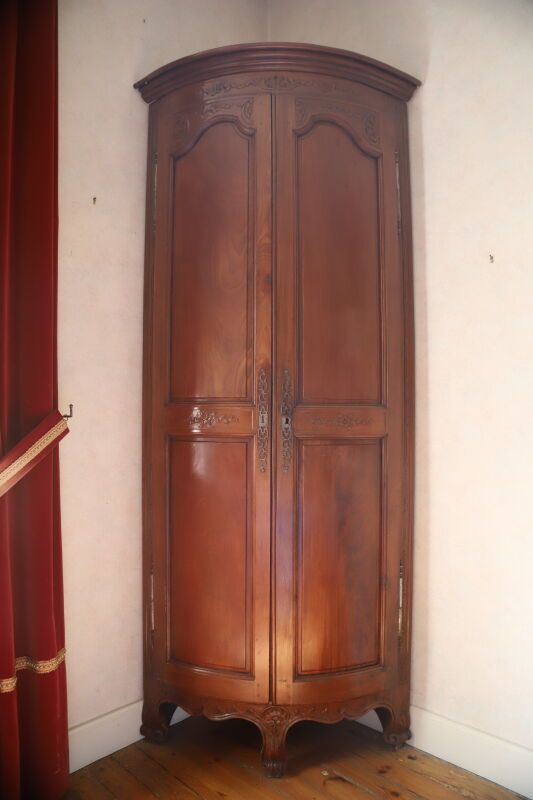 Null Armario esquinero con dos puertas curvas molduradas y talladas.
Siglo XIX
L&hellip;