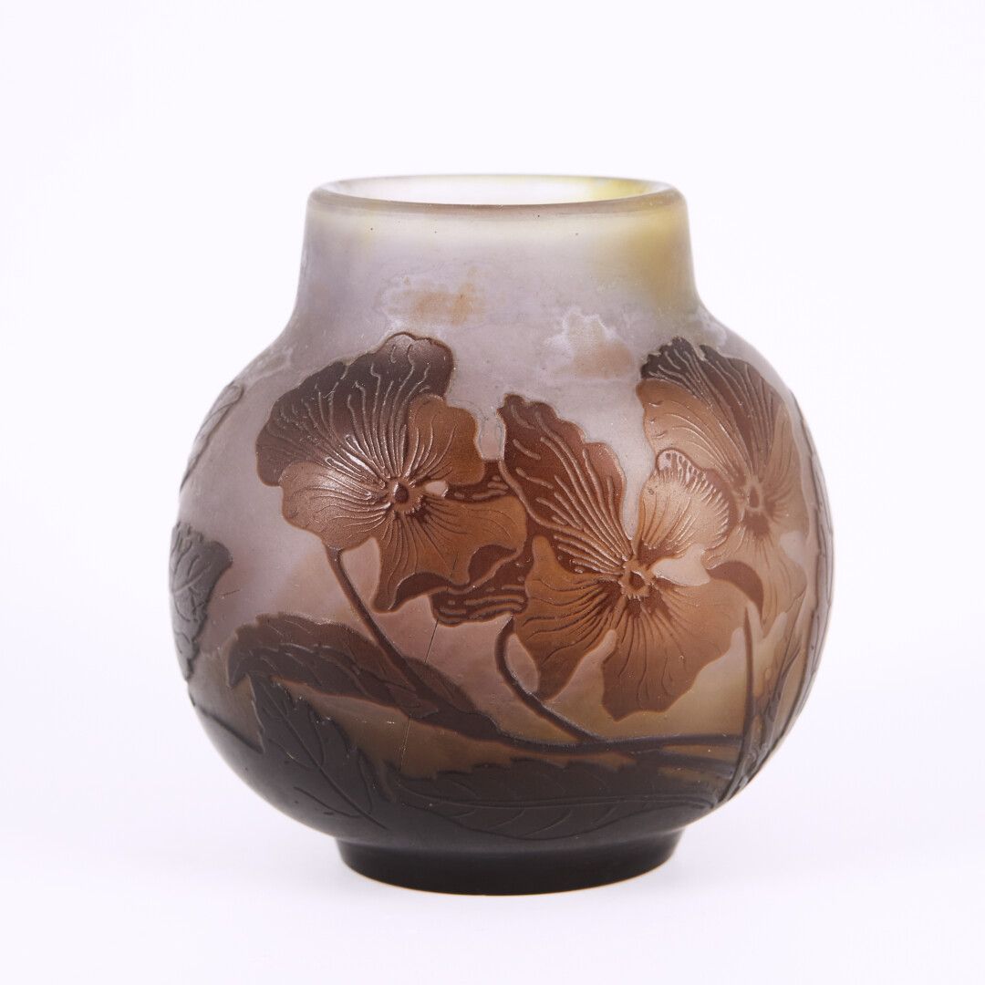 Null 伽勒

一个小型的多层玻璃球花瓶，在黄色和淡紫色的背景上有棕色花朵和树叶的酸蚀装饰。

签名。

高度：8.5厘米

(脚跟处有微小裂痕)