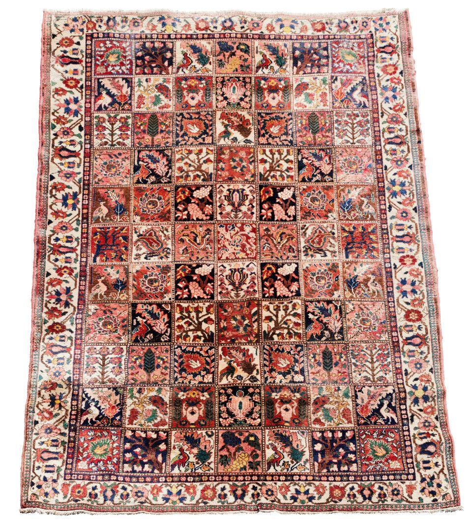 Null Grande tappeto di lana con scatole.

Bakthiar.

290 x 223 cm