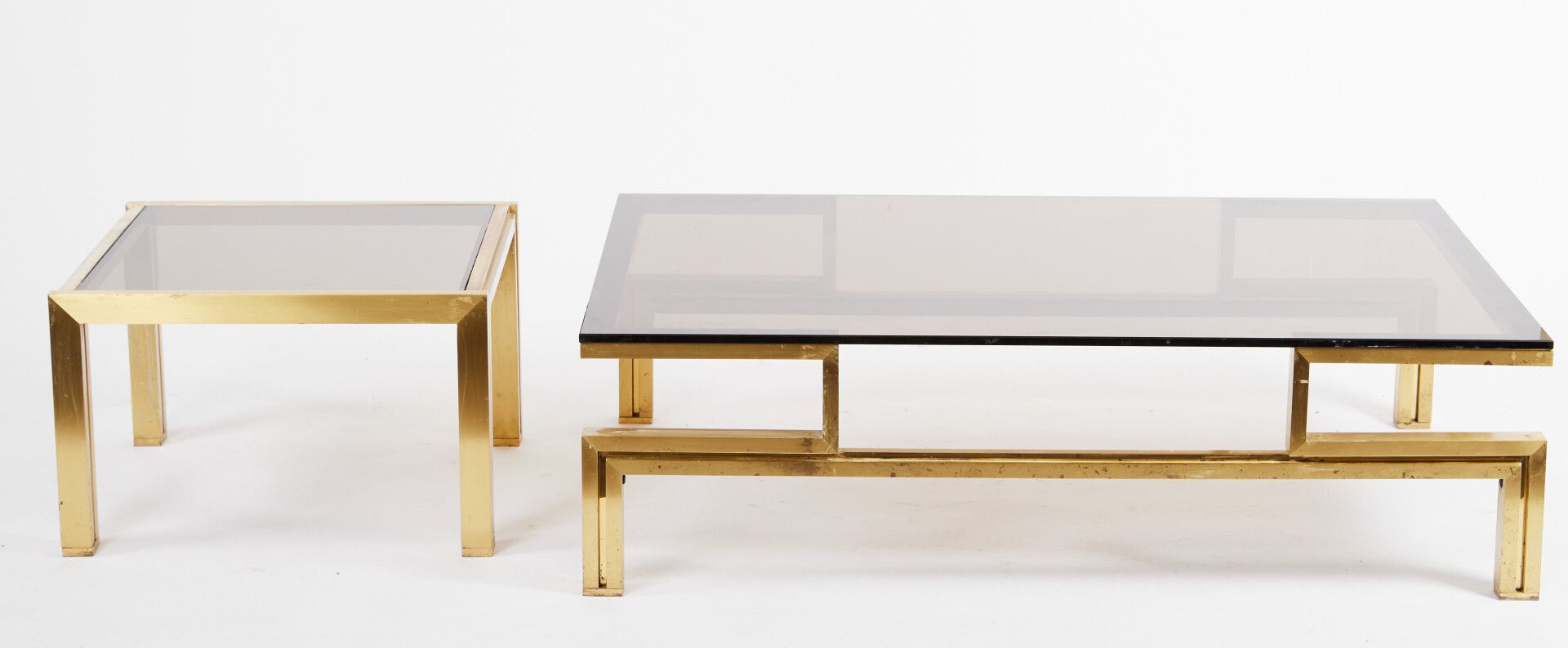 Null 镀金黄铜和烟熏玻璃板的咖啡桌和沙发的末端。

约1975年。

34 x 120 x 80厘米和35 x 54 x 56厘米