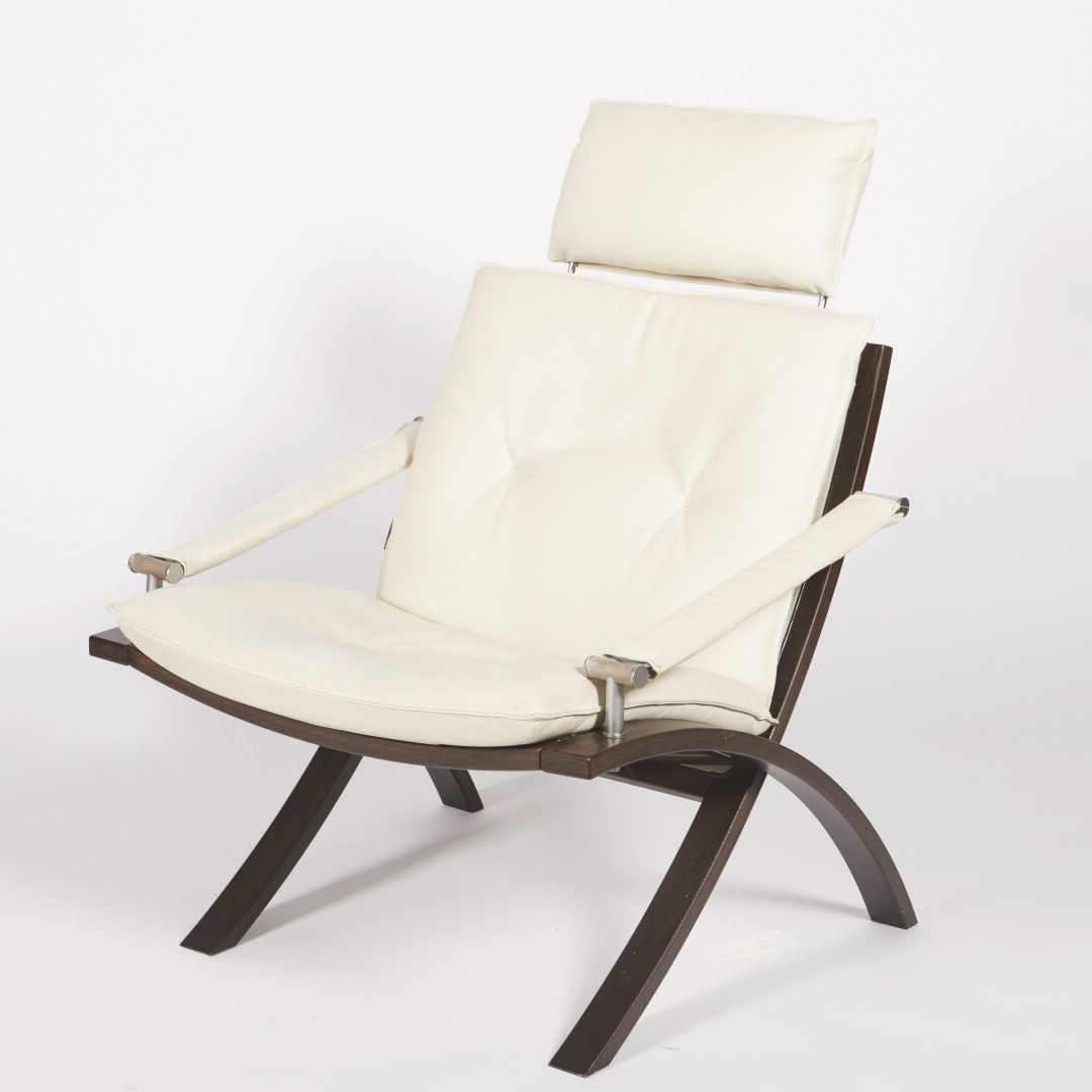 Null Sessel aus gebeiztem Holz und cremefarbenem genarbtem Leder

Circa 1975

10&hellip;