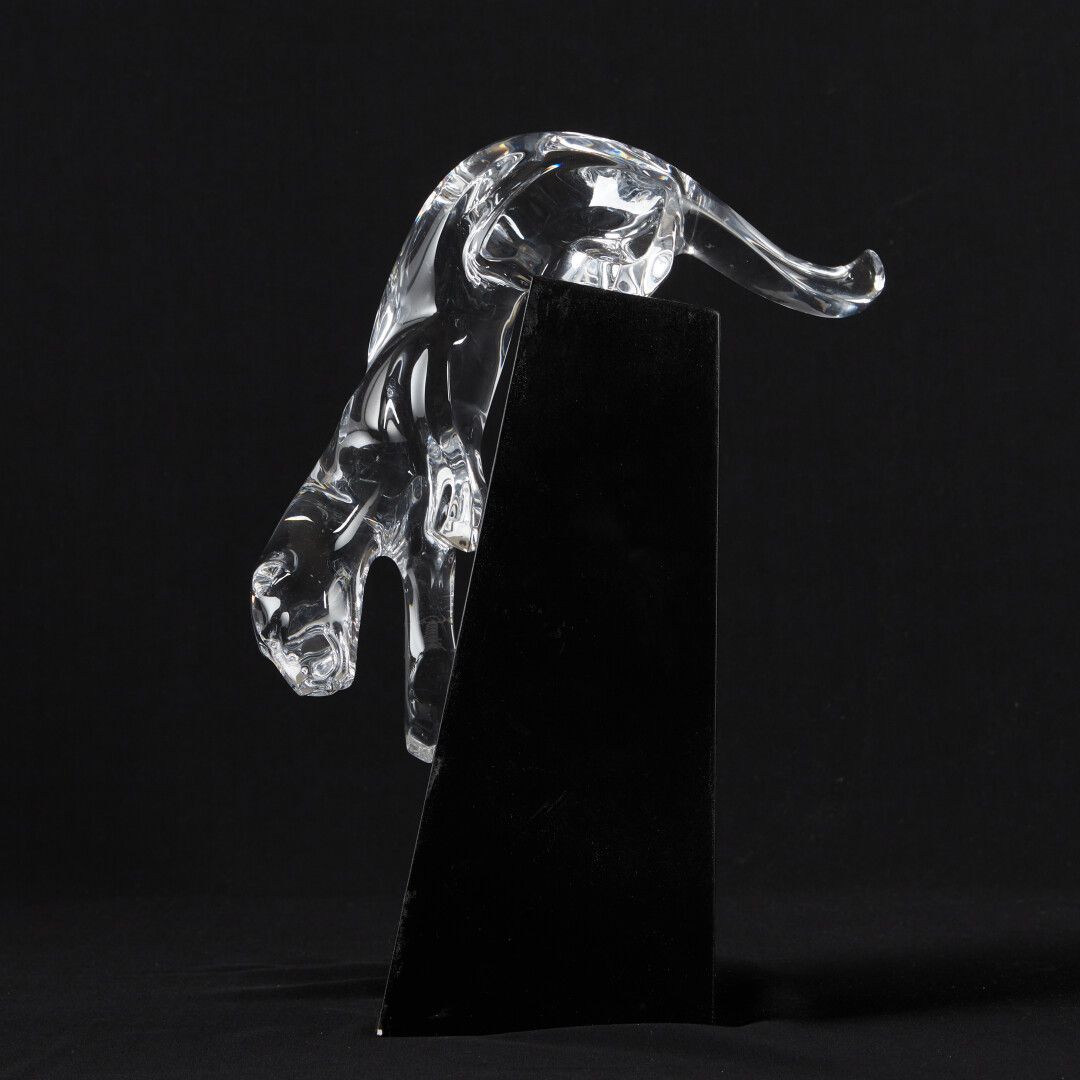 Null BACCARAT

"黑豹的跳跃"。

铸造水晶中的小组，签名。

熏黑的木质底座。

总高度：30厘米