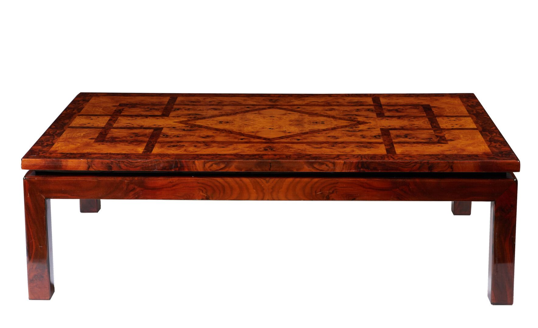Null 长方形咖啡桌，采用毛刺胡桃木饰面，嵌有大圆角。

约1975年。

41 x 130 x 80厘米