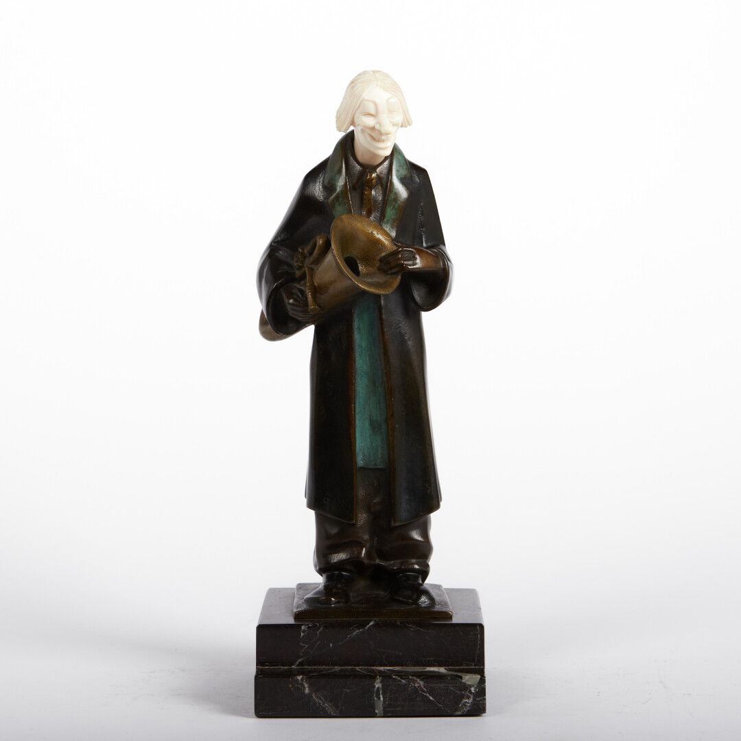 Null Marcel BOURAINE(1886-1948)

"小丑音乐人

Chryselephantine雕像。

签名。

大理石底座。

总高度：3&hellip;