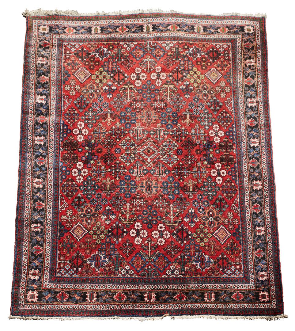 Null 东方地毯，红底，风格化的花朵装饰，包括六个边框。

200 x 300厘米。