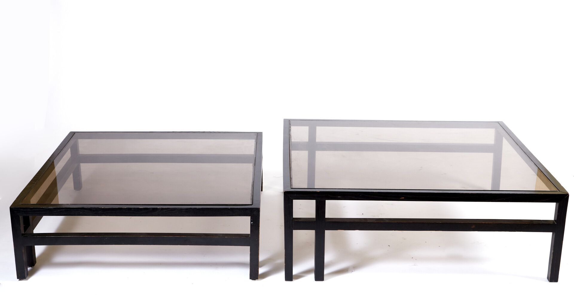Null 让-米歇尔-维尔莫特 (生于1948年)

熏黑木质的方形嵌套咖啡桌。

烟熏玻璃顶。

100 x 100 cm

大约在1980年。

(轻微磨损&hellip;