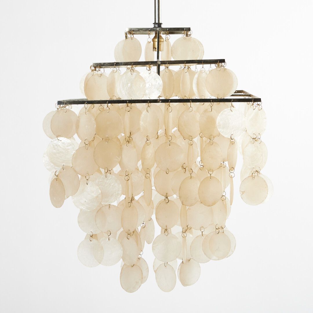 Null 弗纳-潘通 (1926-1998)

方形吊灯，镀铬金属框架，装饰有珍珠母粘贴物。

高度：55厘米

(缺失)