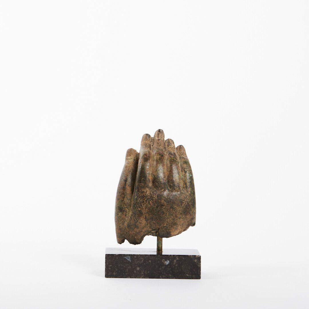Null 佛陀在布米斯巴萨姆德的手

以地为证的姿态

泰国

青铜，美丽的铜锈

石头底座10 x 12.5厘米



专家 : ANSAS&PAPILLON&hellip;