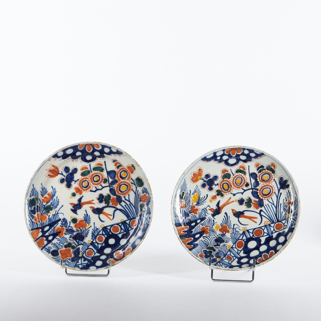 Null 德尔福

2个pannekoek形式的盘子，有障碍物、鸟、花和穿孔岩石的多色装饰。

标记的。

18世纪。

直径：22厘米

(筹码)