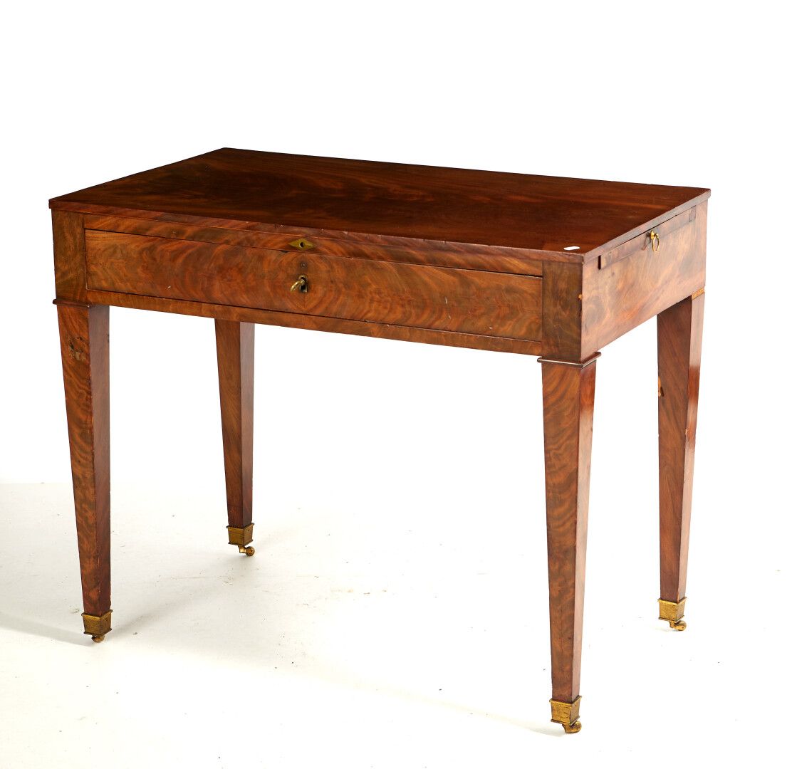 Null Mahogany and mahogany veneer desk.

One drawer forming a writing desk, 2 si&hellip;