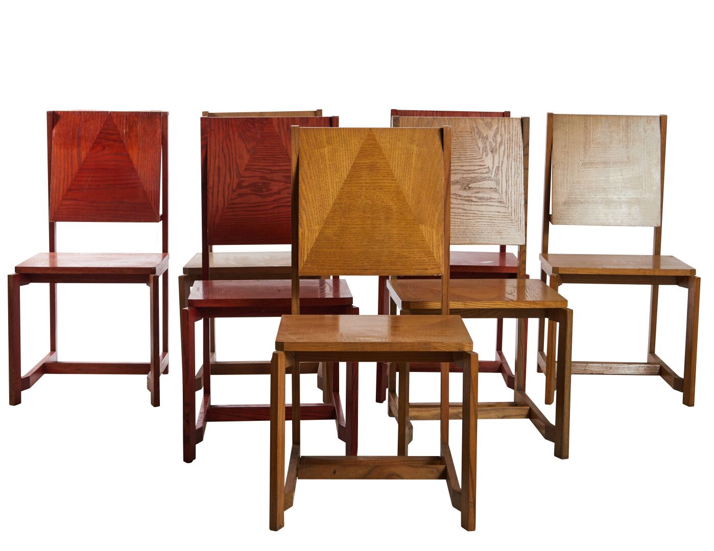 Null Philippe PARENT 

7 Stühle aus massiver Esche: 4 naturbelassen, 3 rot gebei&hellip;