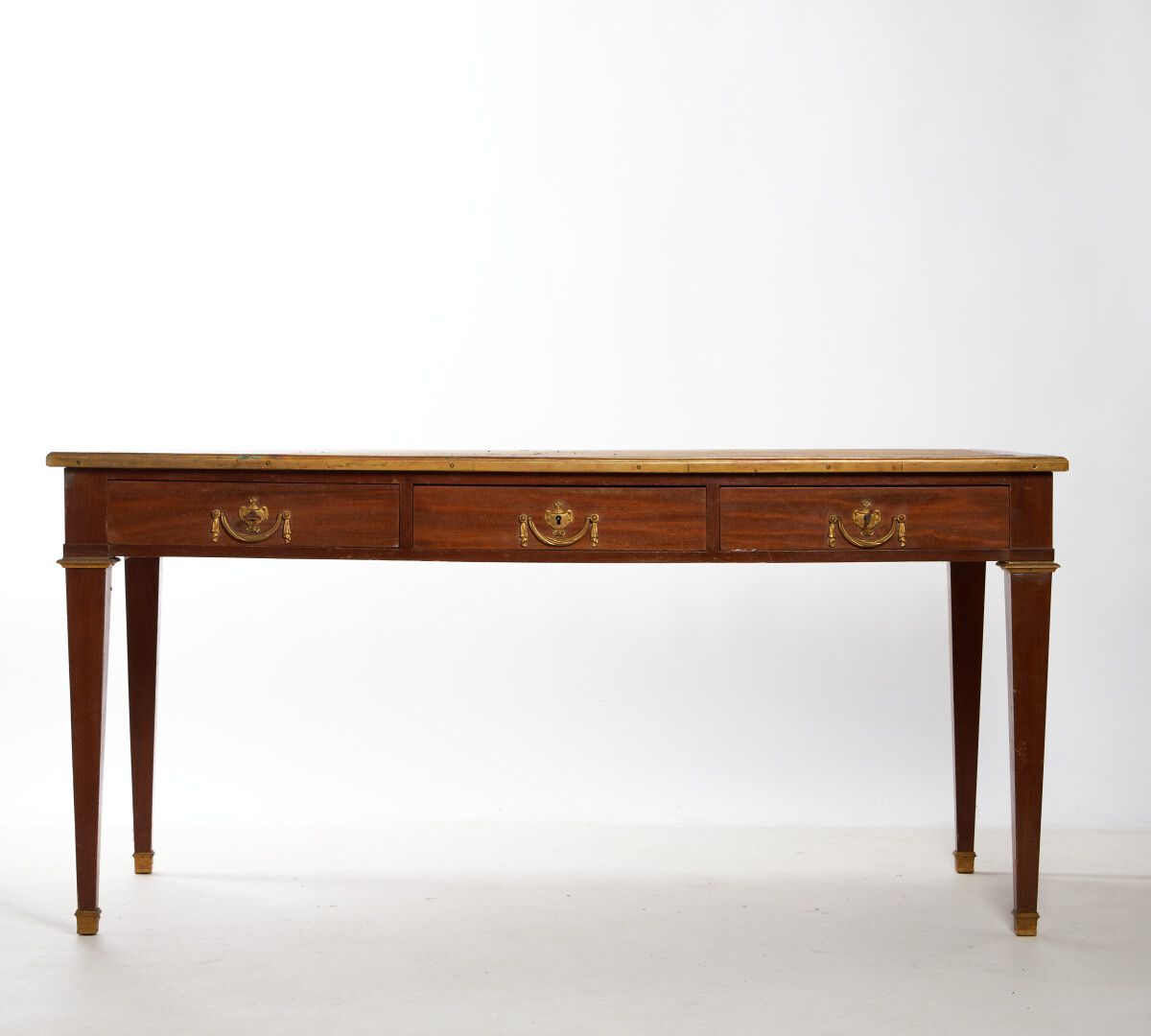 Null Large mahogany veneered flat desk

3 drawers in the belt, sheath feet

Loui&hellip;