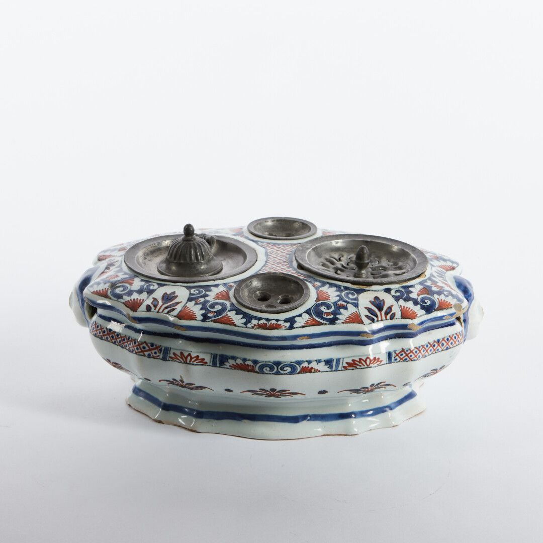 Null ROUEN

Earthenware inkwell with blue and red decoration of mantling and squ&hellip;