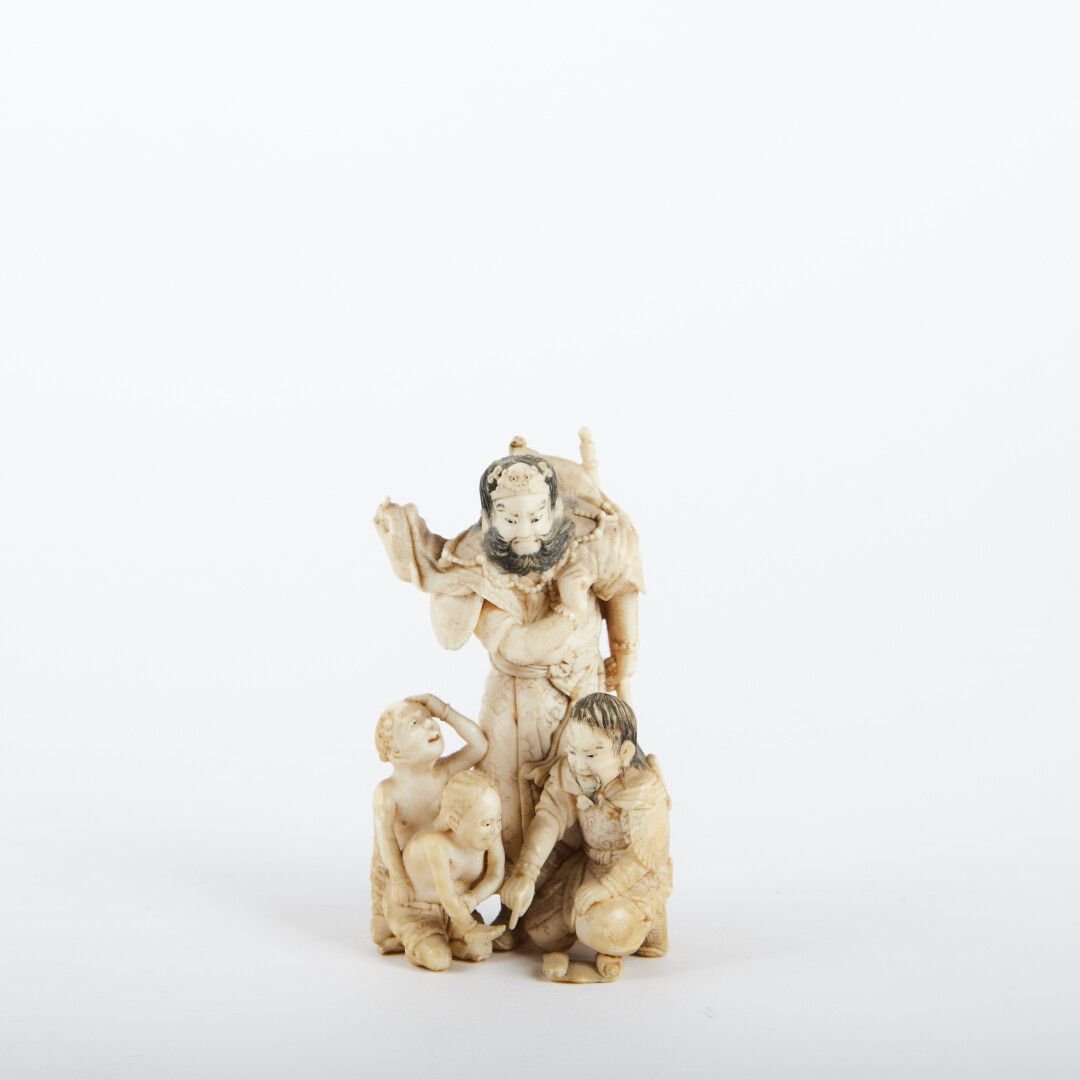Null 
"一个戏剧人物，三个人物在他脚下"。




雕刻的象牙。




日本，明治时代（1868-1912）。




高度：9厘米。




净重：4&hellip;