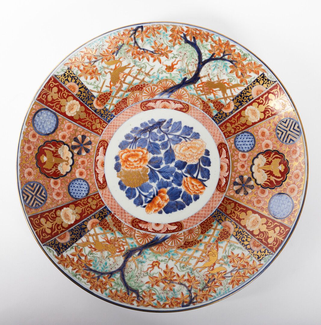 Null JAPAN;19. Jahrhundert

Schale aus Imari-Porzellan. 

Durchmesser: 46,5 cm 
&hellip;