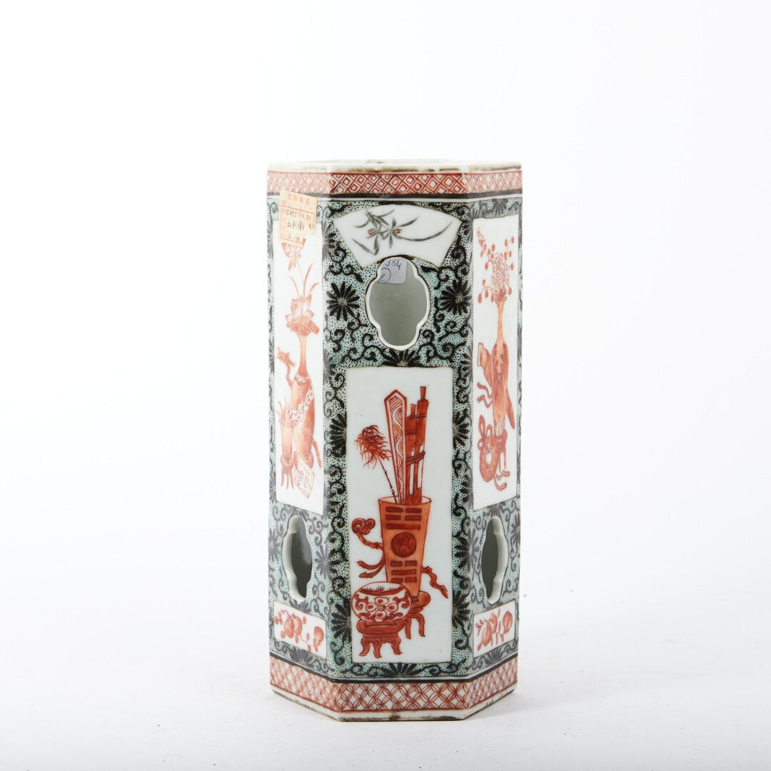 Null CHINE

Vase hexagonal ajouré en porcelaine à décor en réserve de vases en c&hellip;