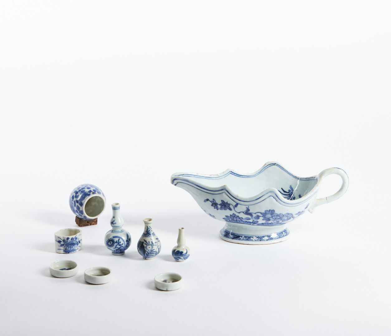 Null 中国

瓷器拍品，蓝色单色花纹装饰，包括 :

三个微型花瓶，五个小杂物和一个酱船。

18和19世纪。

(划痕)。
