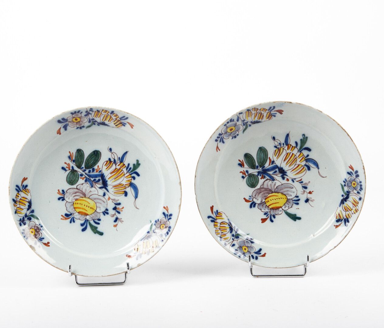 Null 德尔福

 一对陶制汤盘，有多色的花束装饰。

18世纪。

直径：23厘米。