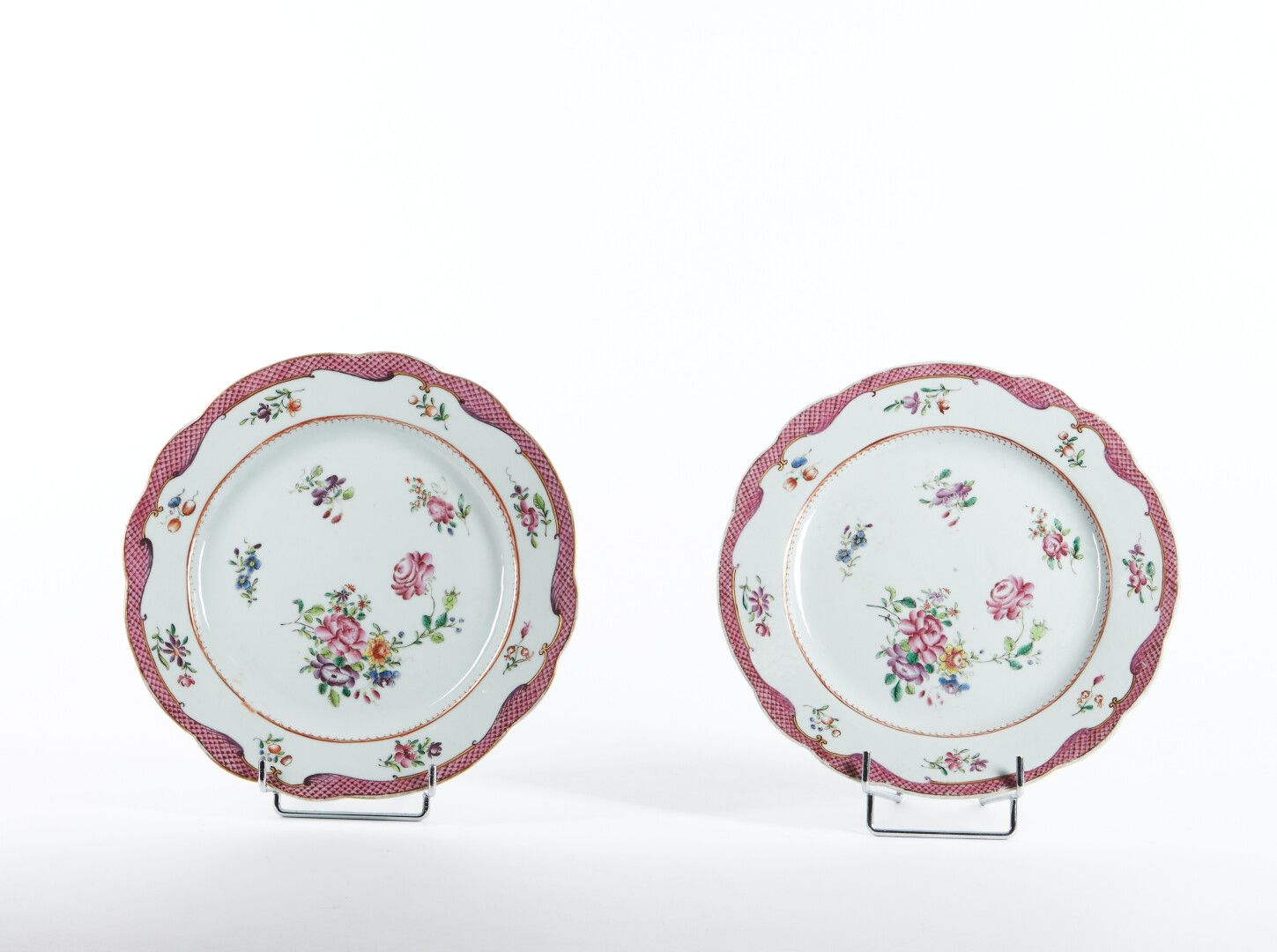 Null 中国

一对边缘有轮廓的瓷盘，装饰有粉彩。

18世纪。

直径：23厘米。