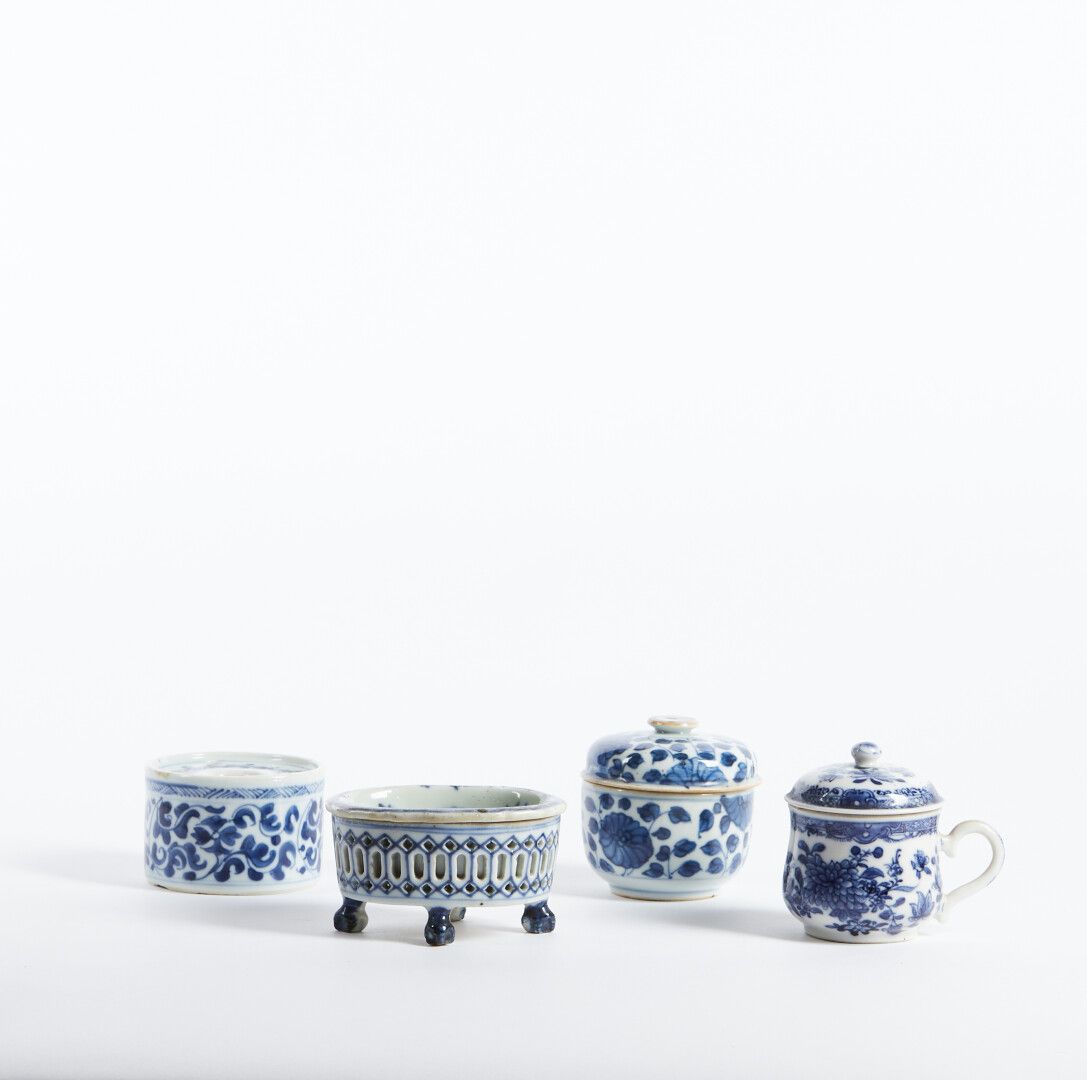 Null CHINE

Lot en porcelaine à décor en camaïeu bleu de fleurs comprenant :

Un&hellip;