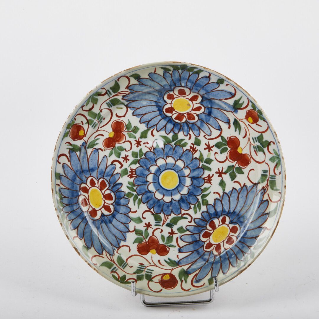 Null 德尔福

陶器pannekoek盘，有多色的大花装饰。

18世纪。

直径：22.5厘米。