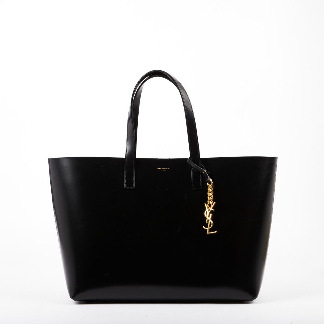 Null Yves SAINT-LAURENT



Shopping bag

Black leather

Golden metal

13 x 40 x &hellip;