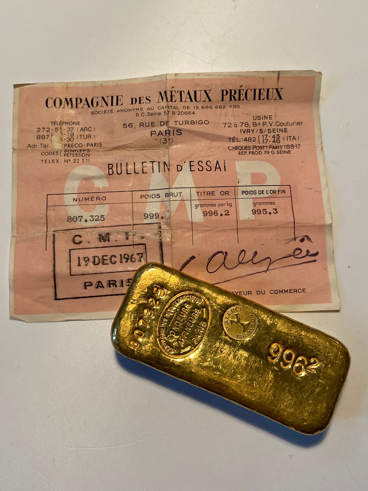 Null 
一根编号为807325的金条，毛重：999克（小数点后的数字被抹去）。
1967年12月19日贵金属公司的证书。