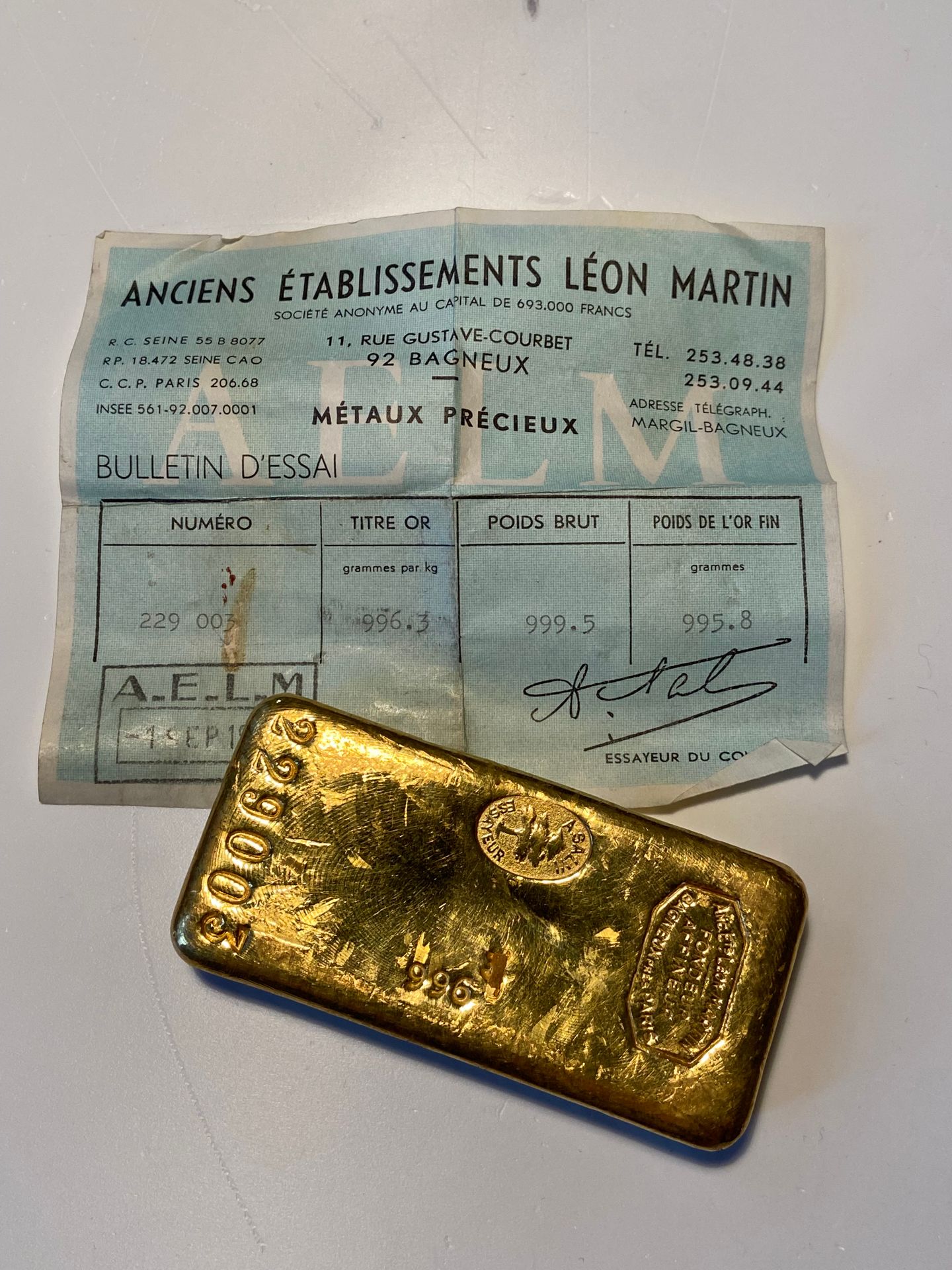 Null 
Un lingot d'or portant le numéro 229003, poids brut: 999,5 gr.
Certificat &hellip;