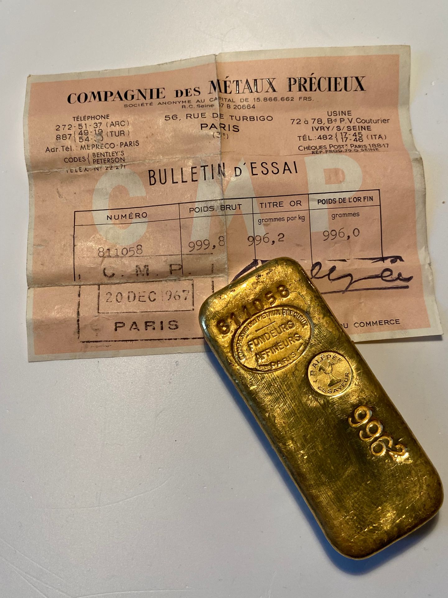 Null 
Un lingotto d'oro con il numero 811058, peso lordo 999,8gr.
Certificato de&hellip;