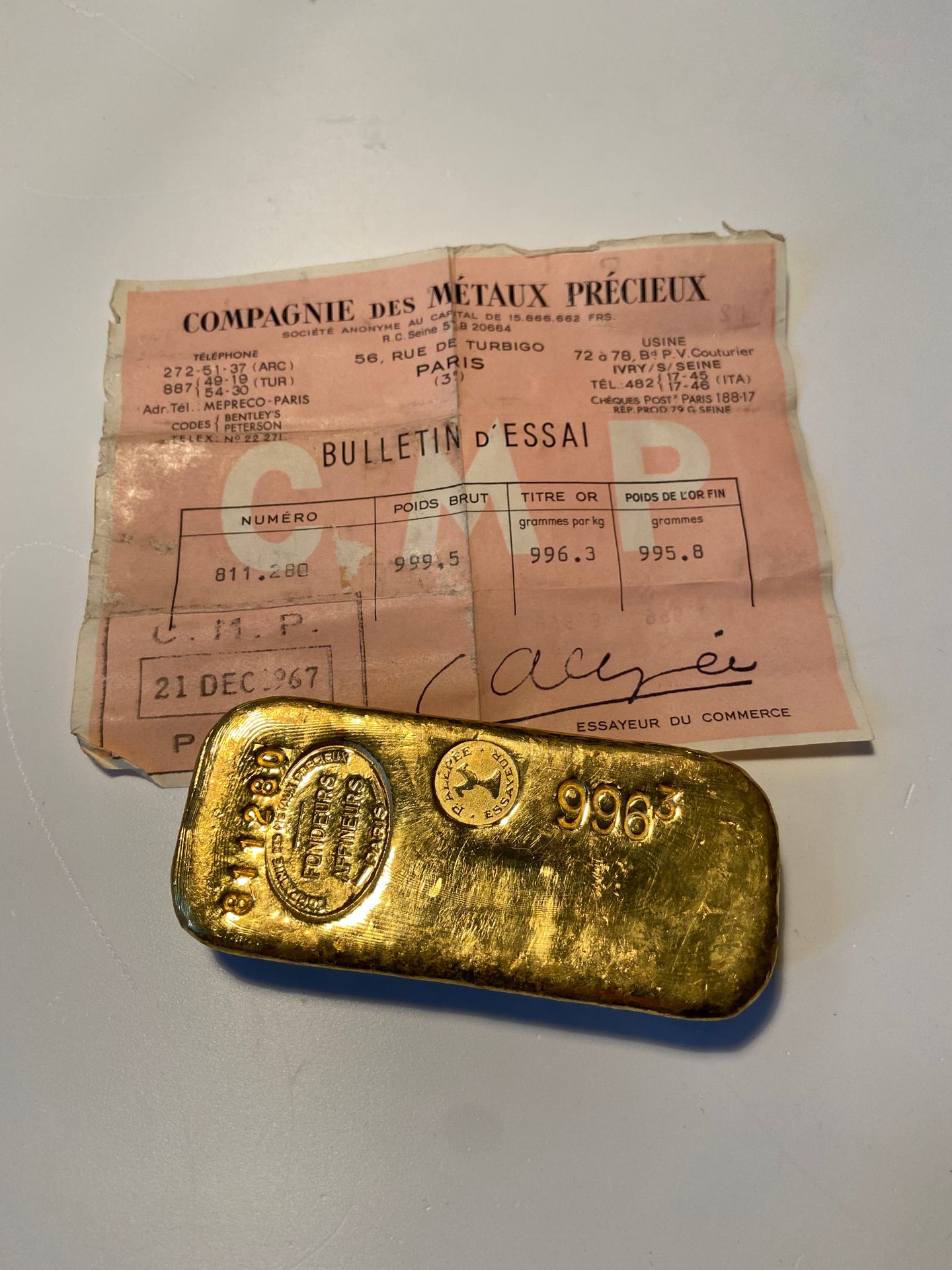 Null 
Un lingot d'or portant le numéro 811280, poids brut: 999,5gr.
Certificat d&hellip;