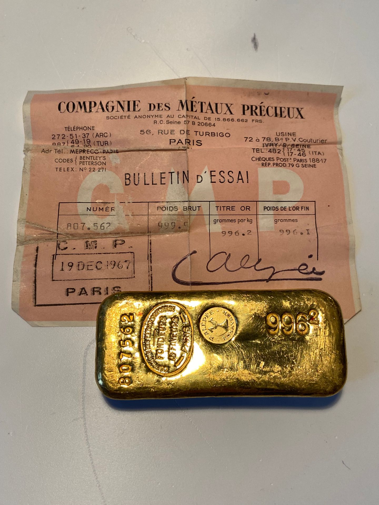 Null 
A gold bar bearing the number 807562, gross weight: 999,9 gr.
Certificate &hellip;