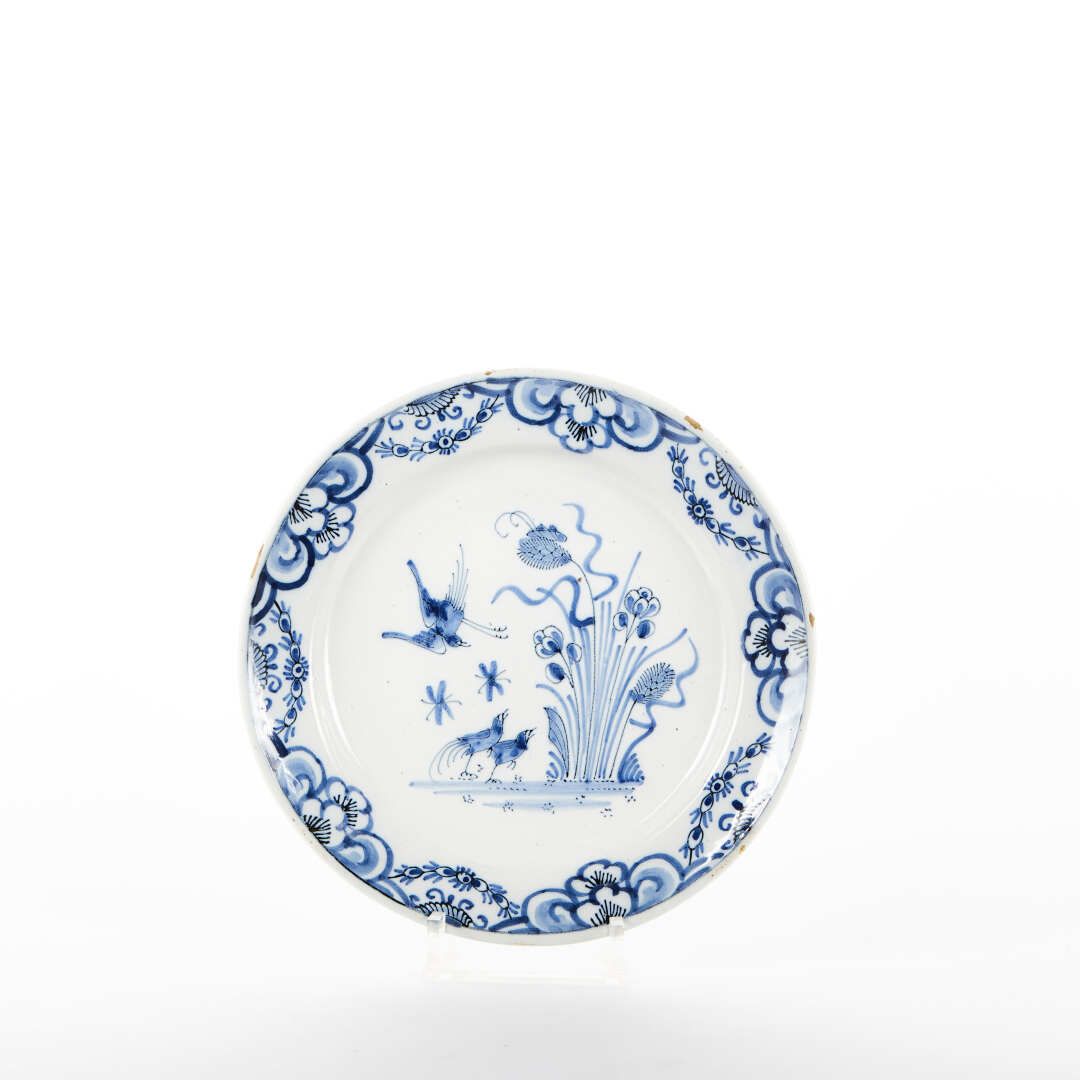 Null LILLE

一个陶器汤盘，上面有蓝色的camaïeu装饰，上面有鹧鸪和花朵。

18世纪。

(筹码)

直径：23厘米