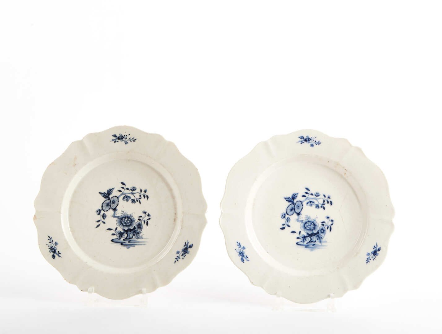 Null 圣-阿曼-莱-奥克斯

一对移动边缘的陶器盘，装饰有蓝色单色的芦荟。

福克兹的标记。

18世纪。

一个星空的背景。

直径：24.5厘米。