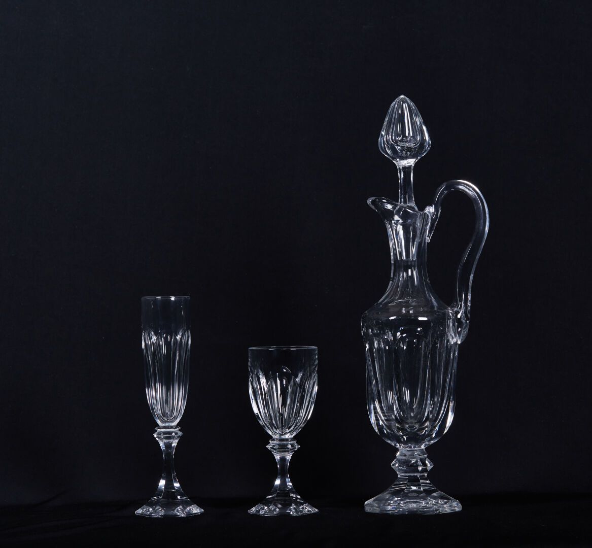 Null SAINT LOUIS

Service de verres à pied en cristal taillé comprenant : 

11 f&hellip;