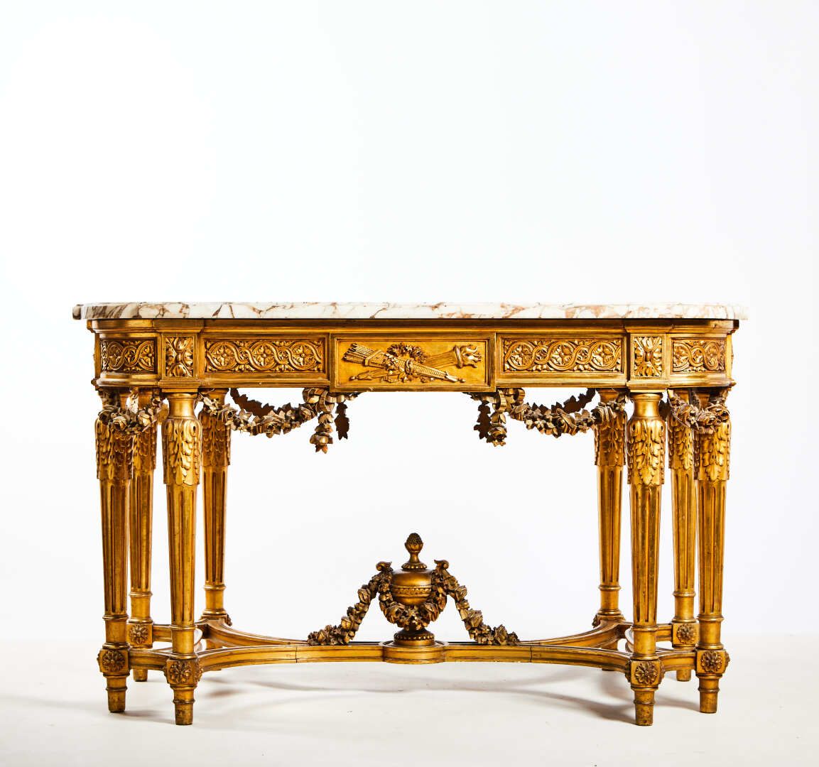Null 
镀金木质的游戏桌，装饰着爱的属性、交错和花环。





锥形和凹槽腿由一个装饰有古董壶和花环的支架连接。





布雷切大理石面板。





&hellip;