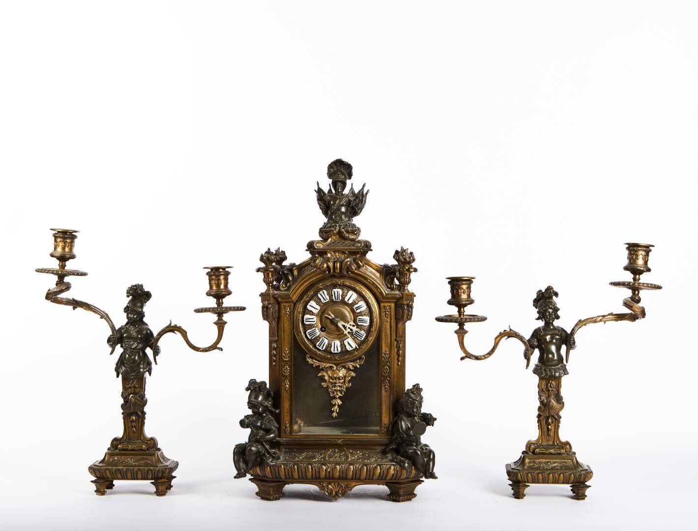 Null 鎏金青铜和斑驳青铜壁炉，包括一个时钟和一对双灯烛台

签署了Lemerle-Charpentier机芯的巴黎青铜制造商

约1880年

高度：40厘&hellip;