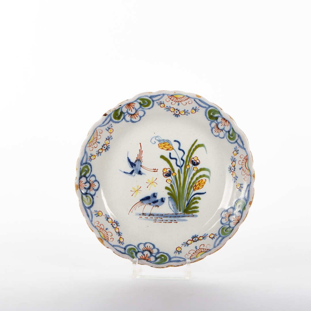 Null LILLE

陶器盘，有多色装饰的鹧鸪和花朵。

18世纪。

标签：Lemaitre d'Esteve de Bosch Saint Ouen de&hellip;