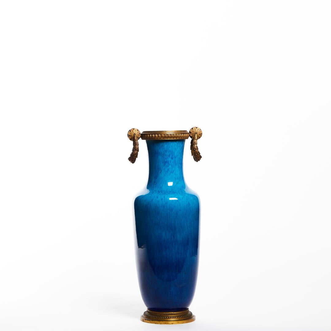 Null ǞǞǞ

一个绿松石蓝色的瓷器柱形花瓶。

鎏金铜框。

约1860年

高度：37厘米