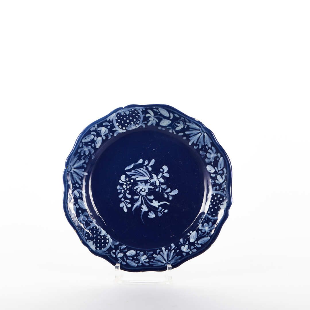 Null 
圣欧麦尔




陶器盘子，边缘移动，蓝色背景，白色装饰的花朵和圆拱门。




18世纪。




直径：25厘米。




(芯片和修复)