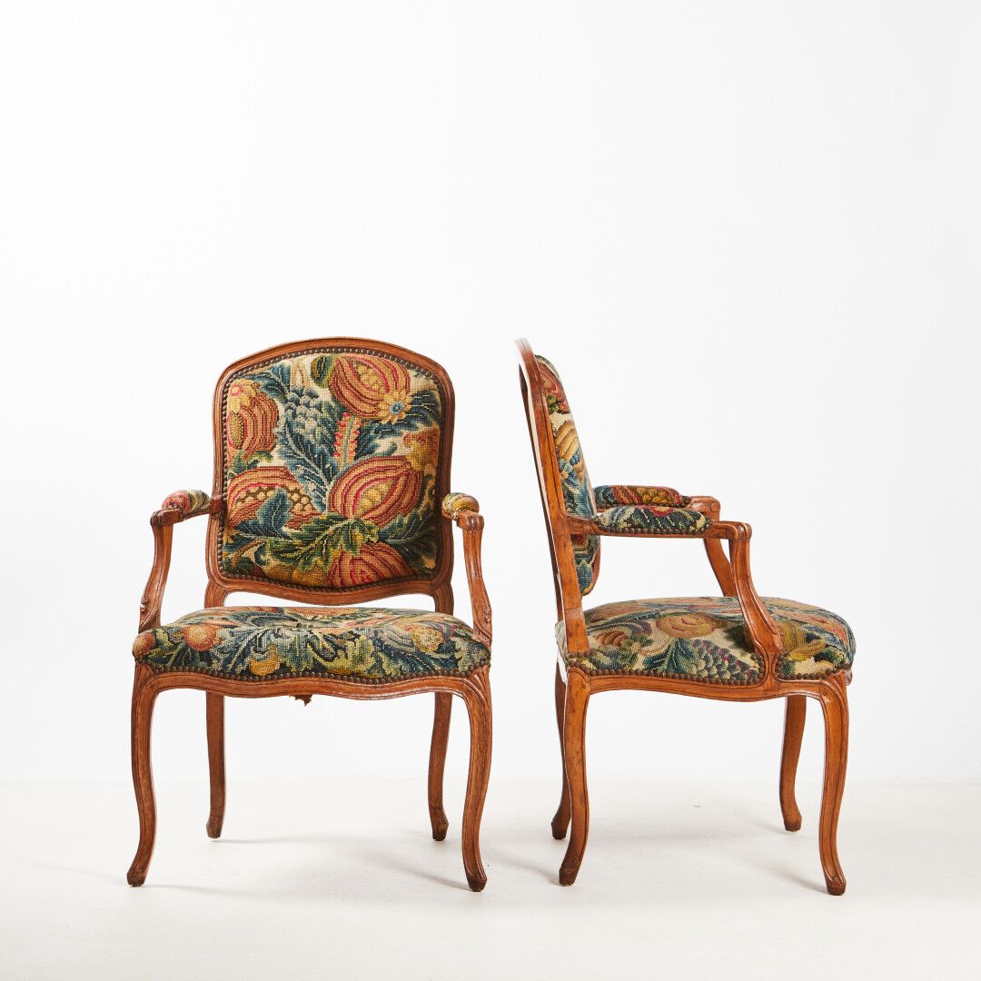 Null 一套4把天然木模制的平背扶手椅，上面铺有挂毯

路易十五时期

(皮带上的加固物)